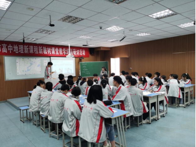 齐心协力共交流，教研研讨促成长393.png