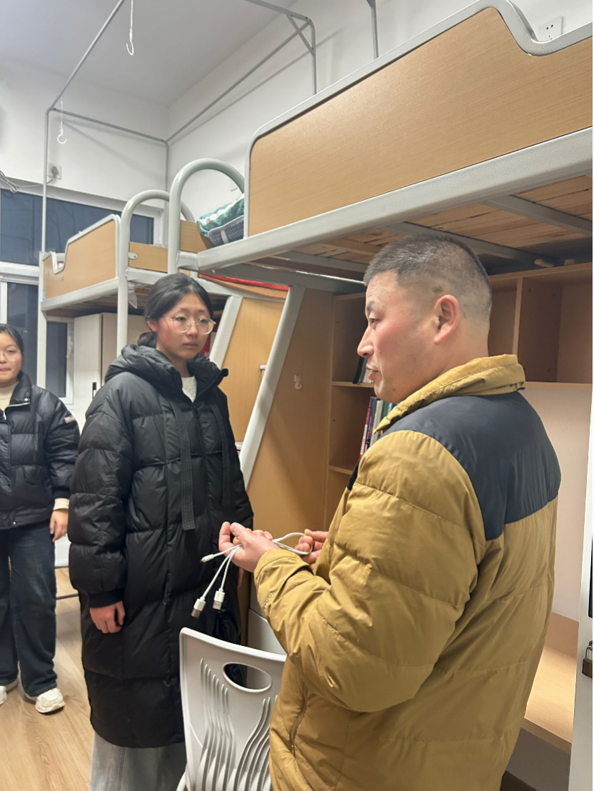 走访入寝，关怀暖心——淮北一中高一年级开展班主任查寝活动(1)236.png